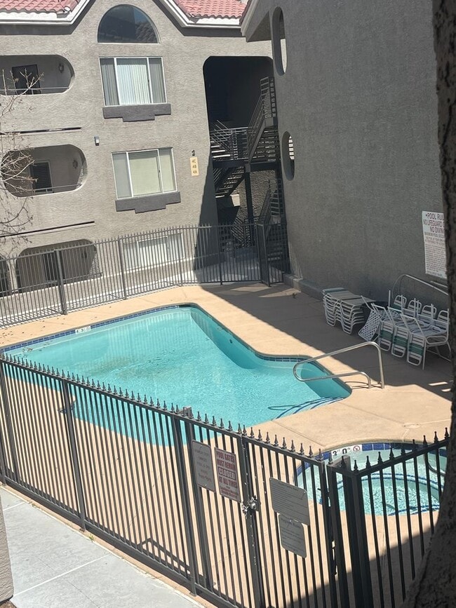 Building Photo - 3rd floor with balcony - Boulder City