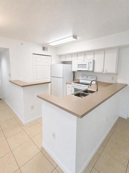 Photo - 121 SW Palm Dr Unit 104