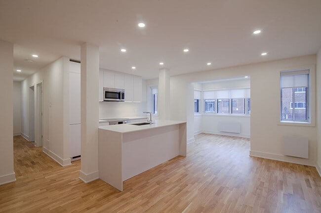 Building Photo - 3185 Av. Van Horne Unit 5