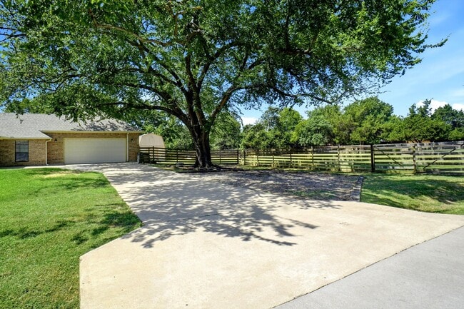 Photo - 2412 Emerald Cir