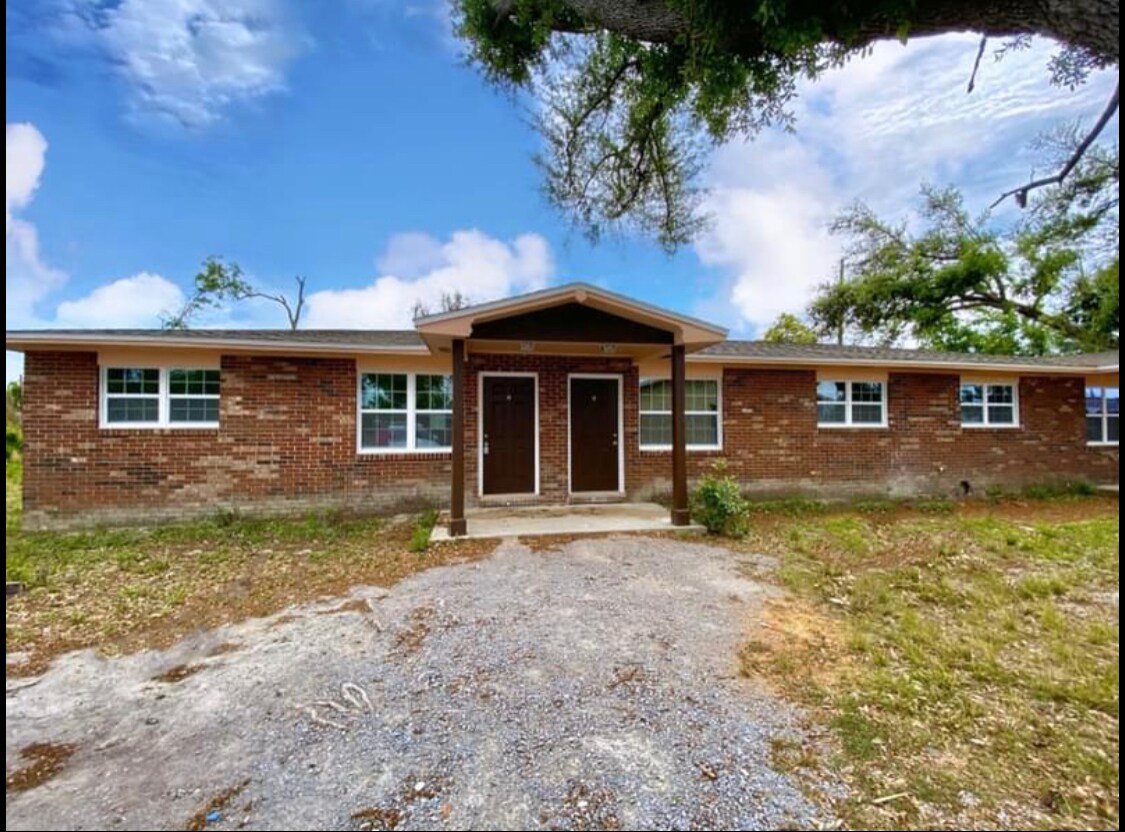 End unit - 3906 E 11th St Unit #B