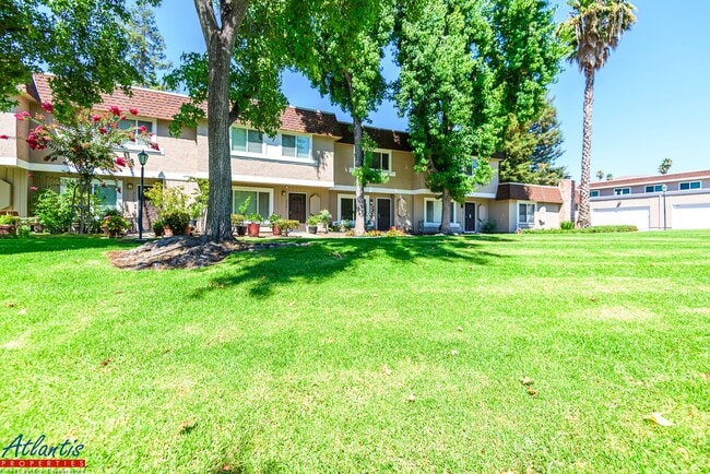 Building Photo - Lovely Townhouse | Remodeled | Private Patio