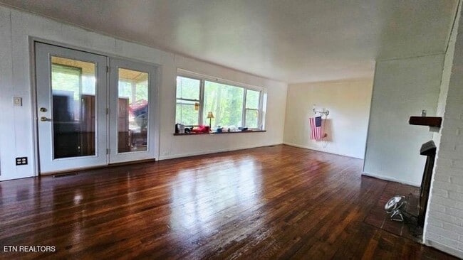 Photo - 313 W Outer Dr