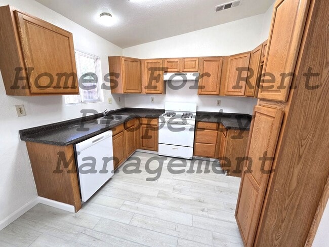 Photo - 902 W Springville Ave