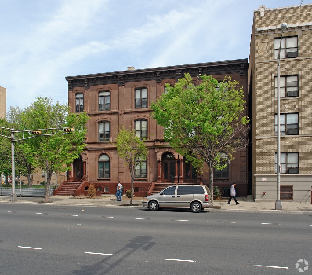 Photo - 1080 Broad St