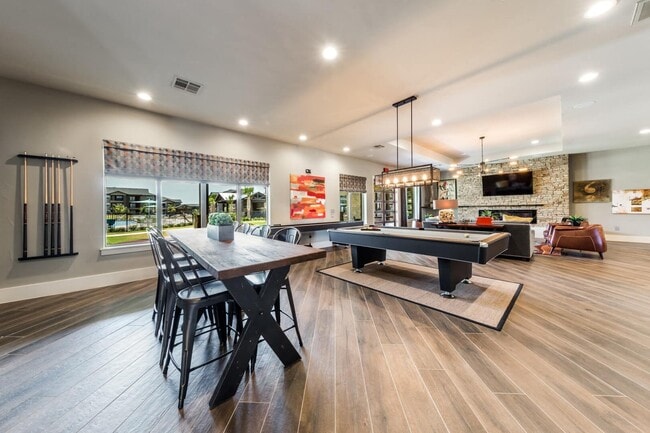 Casa club con mesa de billar y zona de estar - Legacy Creekside Apartments
