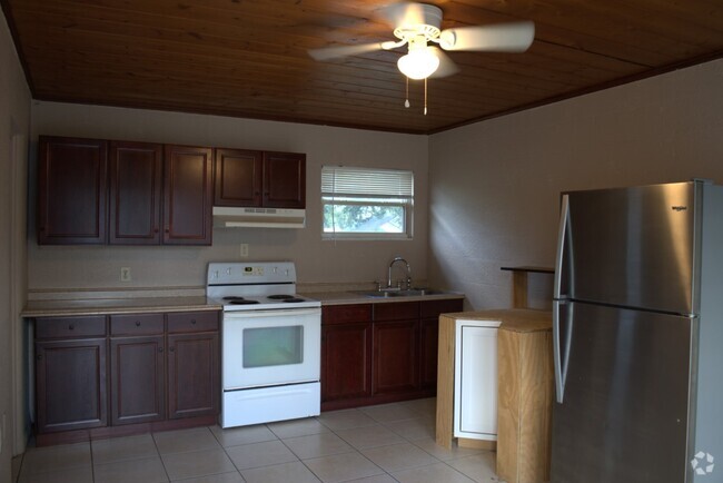 Building Photo - 3800 Cypress Gardens Rd Unit apt D