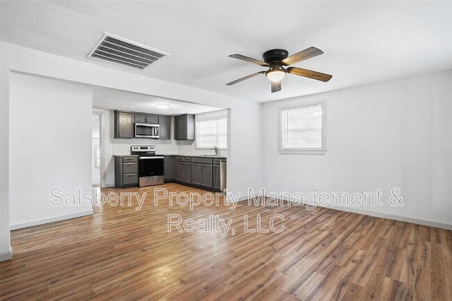 Building Photo - 1100 SE 9th St