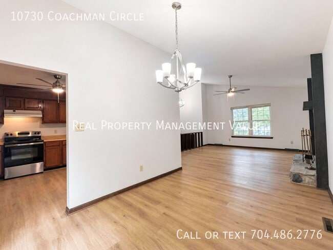 Photo - 10730 Coachman Cir