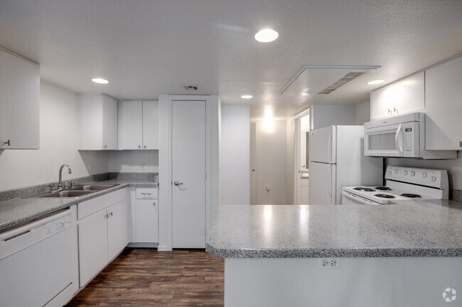 2BR, 2BA - 1,040 SF