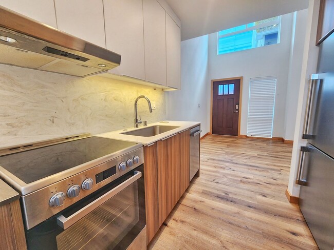 Photo - Beautiful 2 Bed 1.75 Bath Townhome in Central District