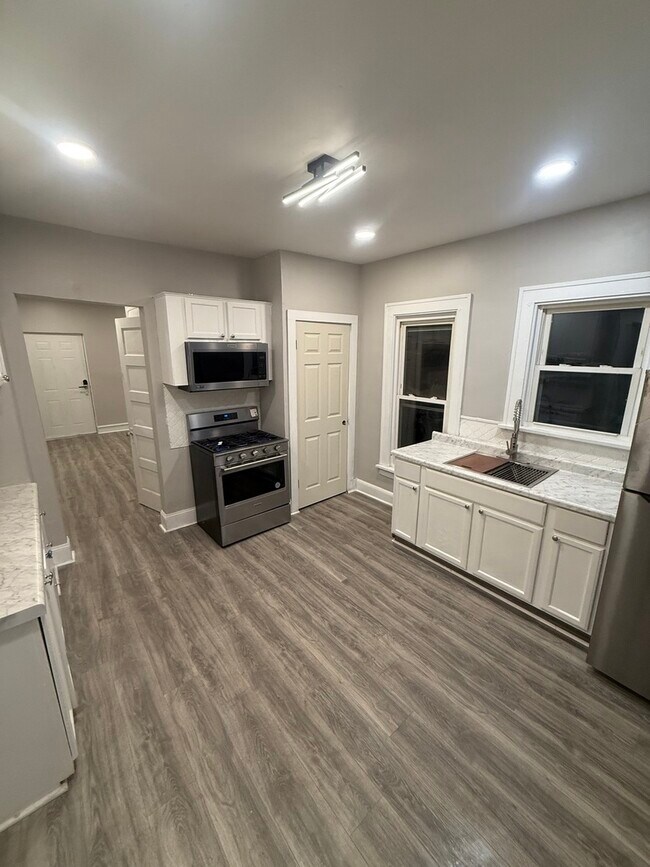 Photo - 746 N Schuyler Ave