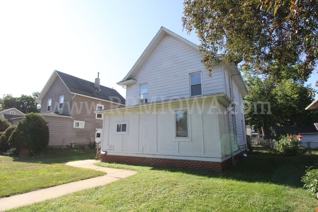 Building Photo - CHARMING!! 3 bedroom, 1.5 Bath Home in Des Moines