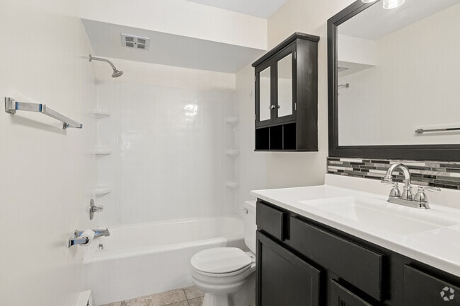 2BD, 1BA - 925SF - Bathroom