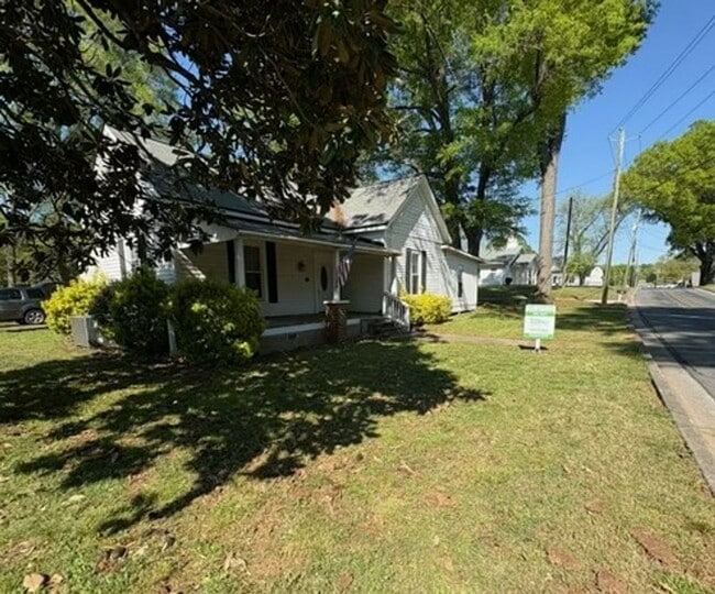 Building Photo - Charming 3 Bedroom 2 Bath Renovated Ranch Home