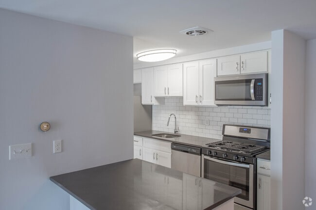 Kitchen, 1BR, 1BA, 762 SF