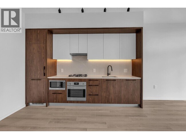 Photo - 2729 Kingsway Unit 4XX