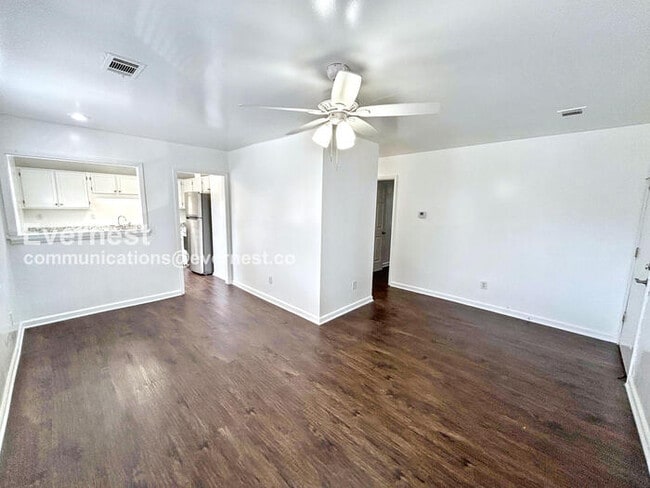 Photo - 393 Annie St