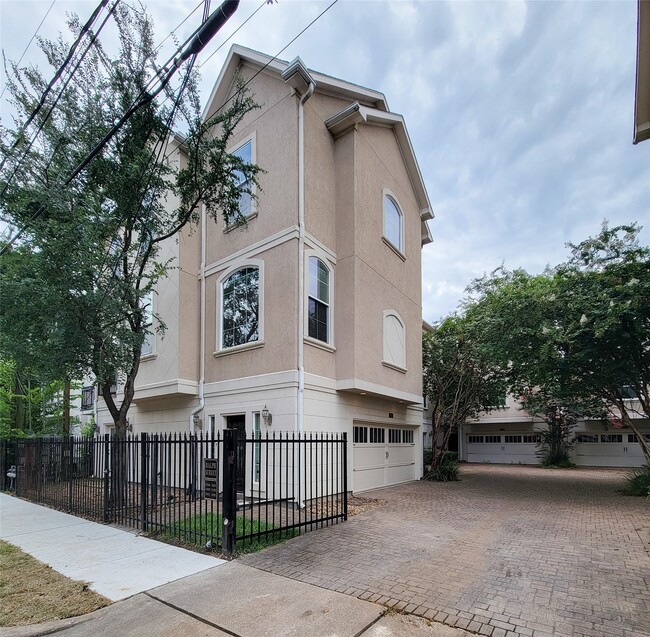Building Photo - 2418 Ralph St Unit A