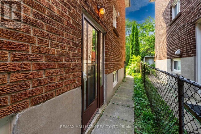 Photo - 402 Kingston Rd