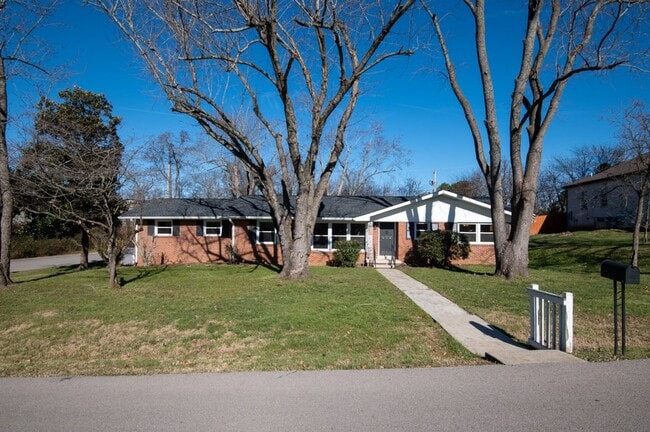 Building Photo - Renovated 4 Bed, 4 Bath Single Level Home, No HOA