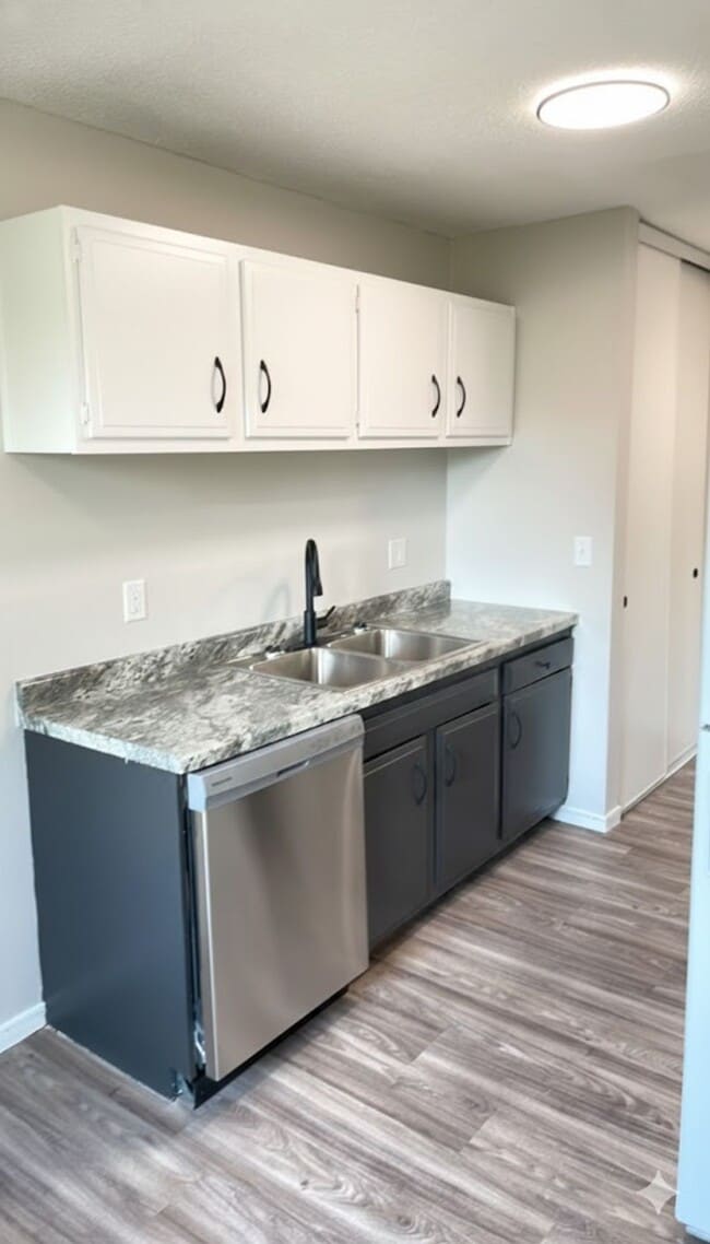 Photo - Royal Oaks Apartments