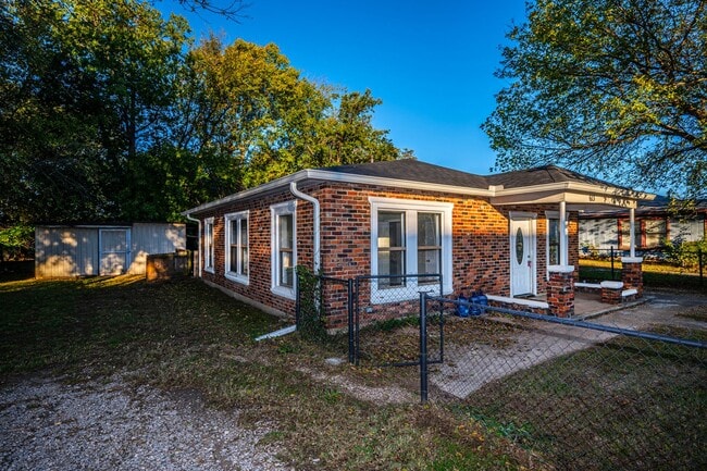 Photo - 3 BEDROOM 1 BATHROOM BRICK HOME FOR RENT!