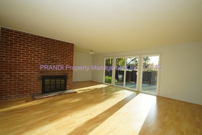 Photo - 525 Las Colindas Rd