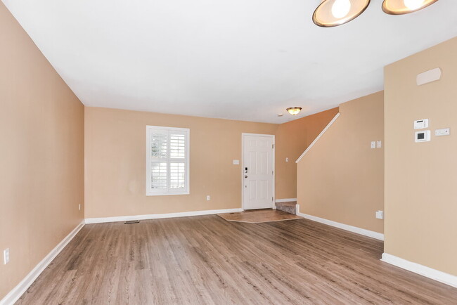 Photo - 428 Red Coat Tr