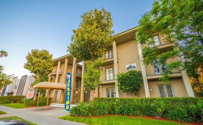 Photo - 21736 Roscoe Blvd