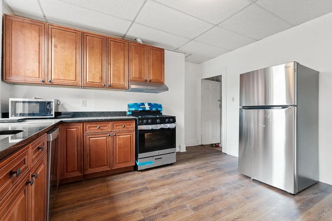 Building Photo - Beautiful 2 Bedroom home in South side ava...