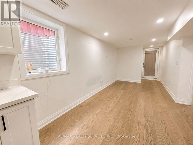 Photo - 32 Trewartha Crescent