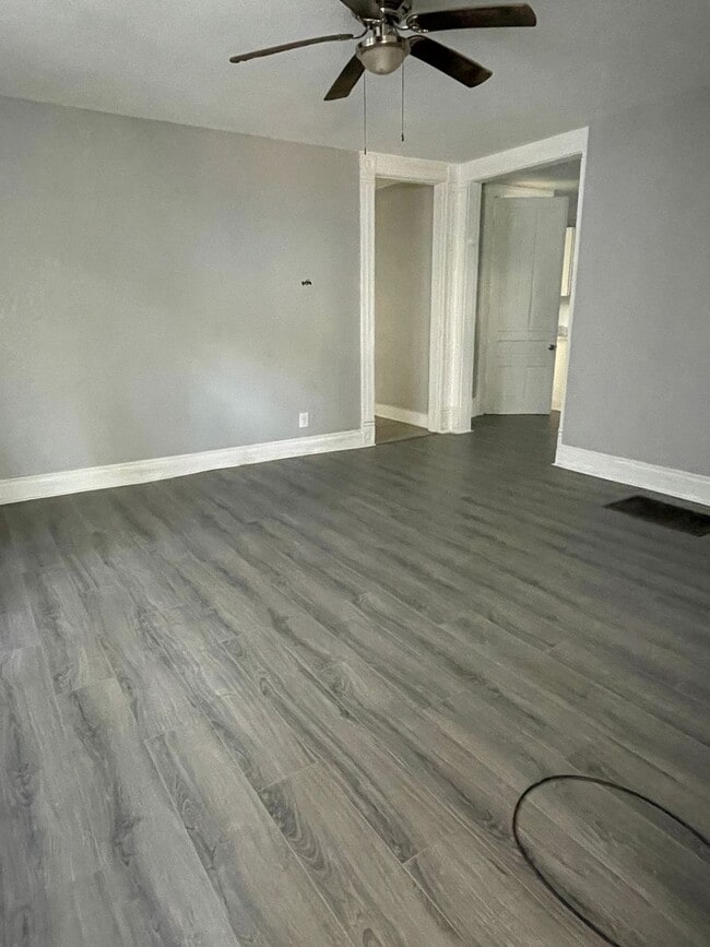 Building Photo - 419 W Howard St Unit b