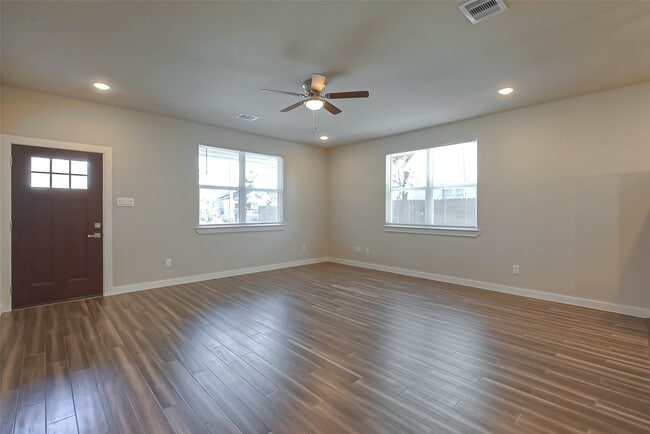 Photo - 910 King St