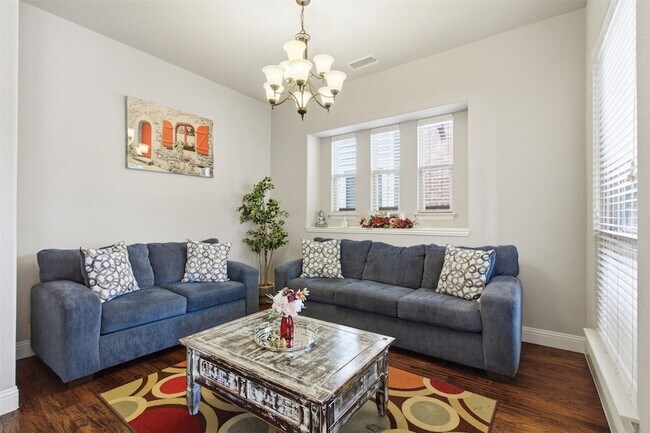 Photo - 2304 Lynbridge Dr