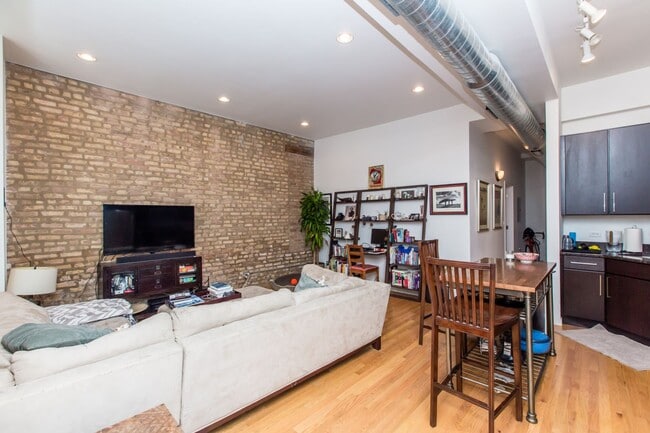 Photo - Condo Quality 1Bed/1 Bath in Hot Bucktown/Wicker Park Location! Central Air & In-Unit Laundry! Unit 1F
