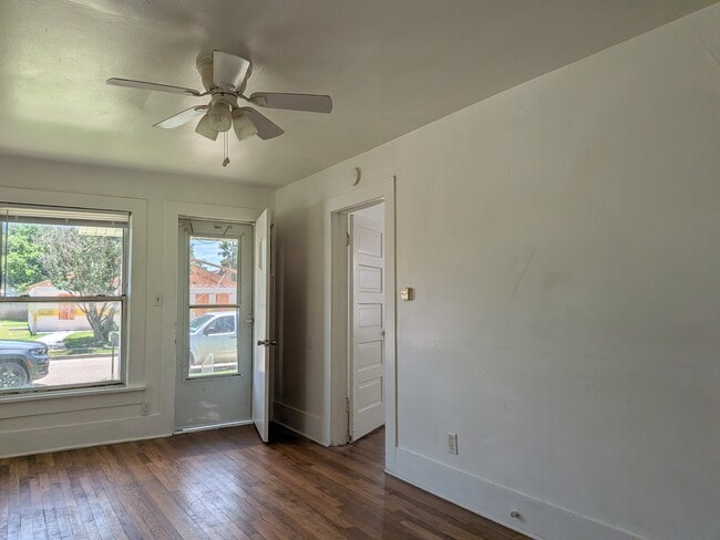 Photo - 207 3rd Ave NW