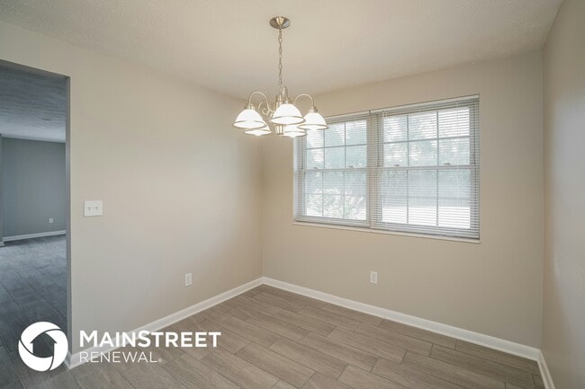 Photo - 970 Dostie Cir