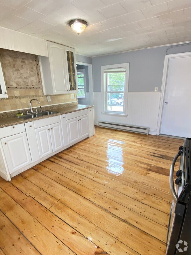 Building Photo - Excellent 2bed/1bath with Parking, Yard an... Rental