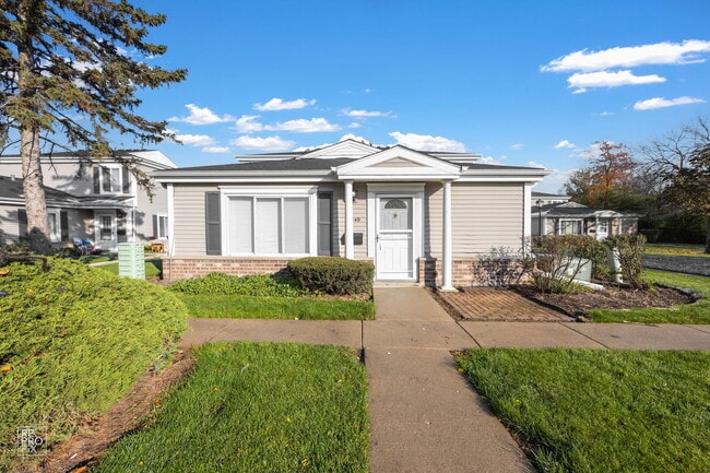 Building Photo - 1449 Quaker Ln Unit 124A