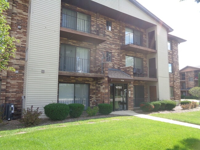 Building Photo - 14785 Lake View Dr Unit 101 Rental