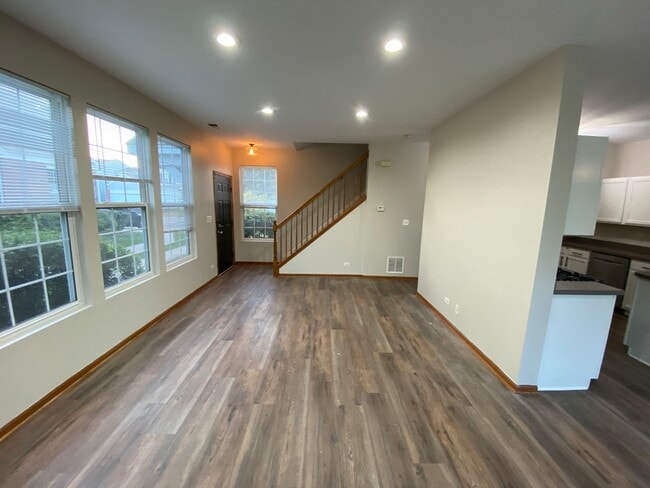 Photo - 610 Springbrook Trail N