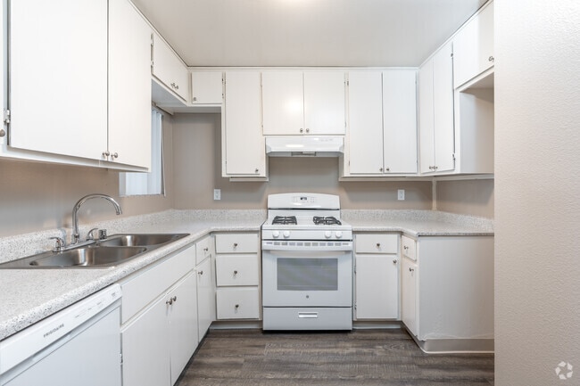 1BR, 1BA - 600SF - Kitchen