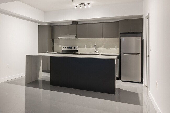Building Photo - 4350 Av. de l'Hôtel-de-Ville Unit 405