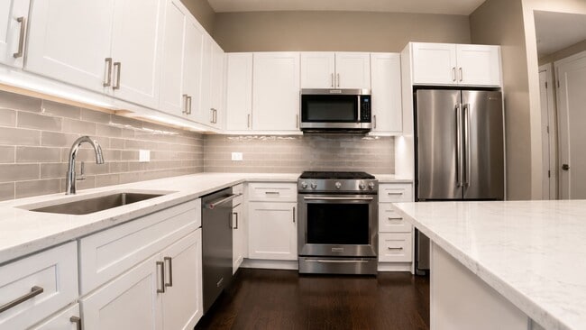 Photo - 2050 N Clark St Unit 206