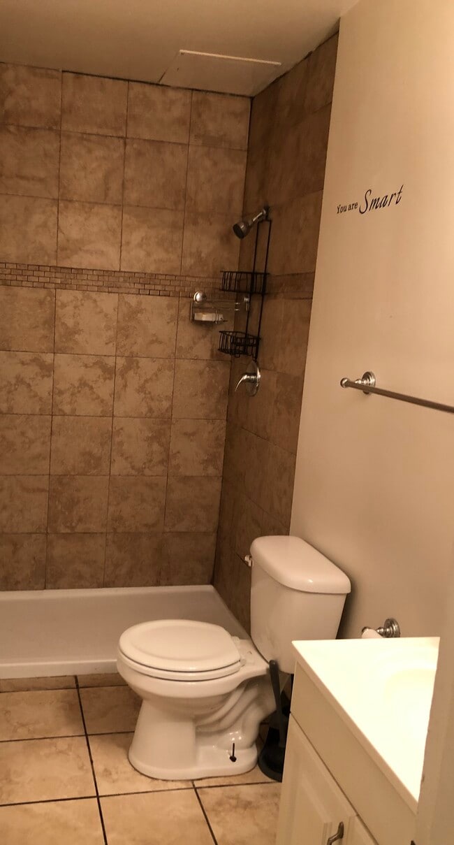 Building Photo - 204 Stratford Ave Unit #1