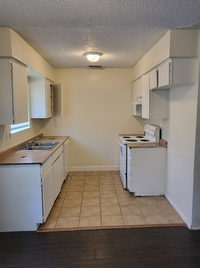 Photo - 1417 Laura Ln