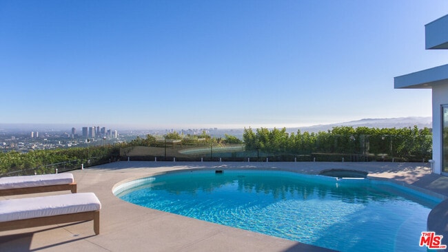 Building Photo - 1542 Blue Jay Way