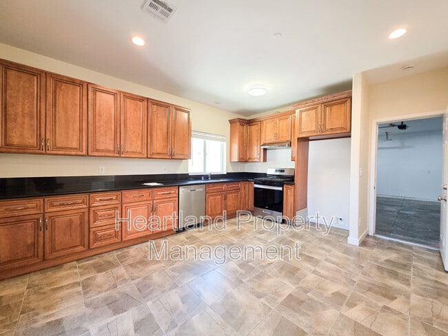 Photo - 690 N Grape St