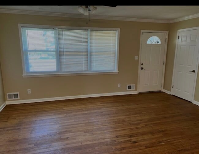 Photo - 1607 Hampshire Pl